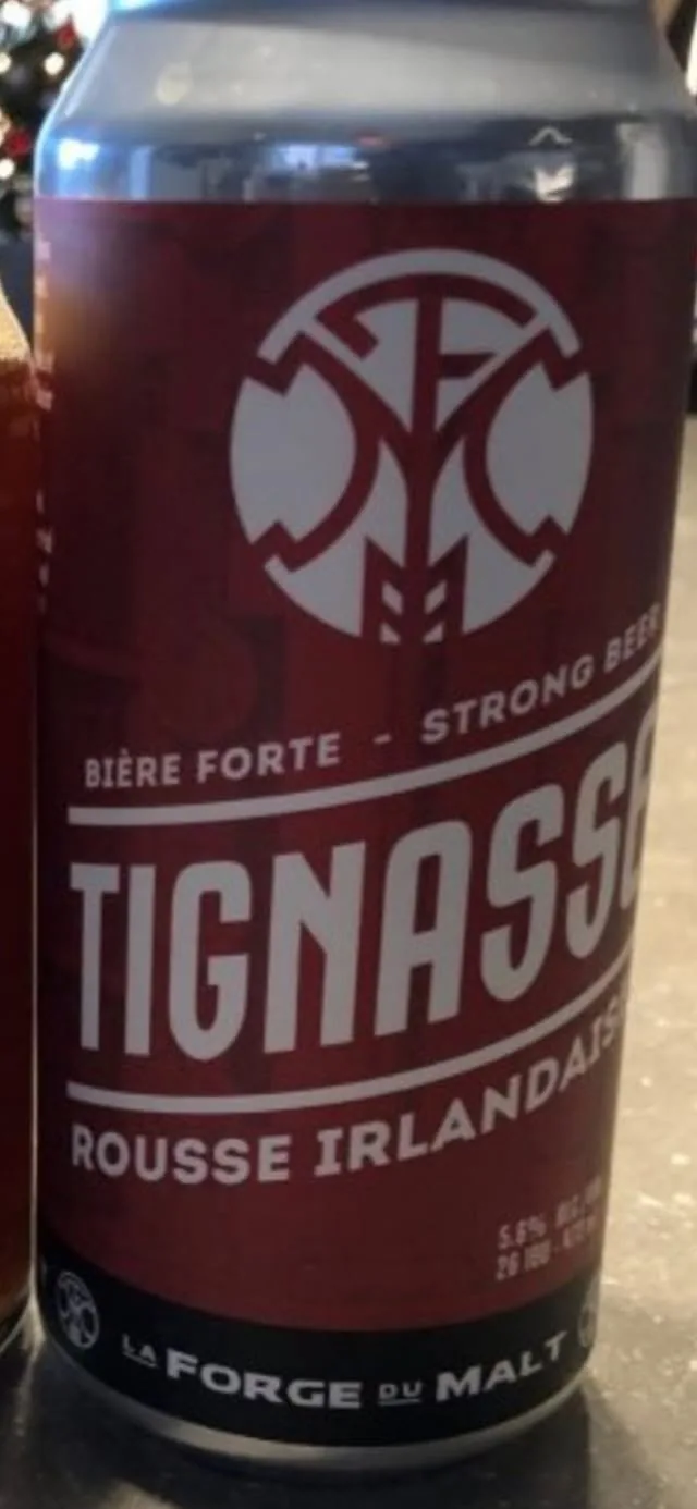 Canette Tignasse, une rousse irlandaise de La Forge du Malt, sur le comptoir du pub