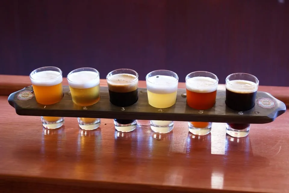 Planche de dégustation posée sur le comptoir de bois du pub